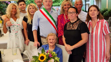 Giuseppina festeggia 100 anni: andò a lavorare in Svizzera, poi aprì un negozio sul lago