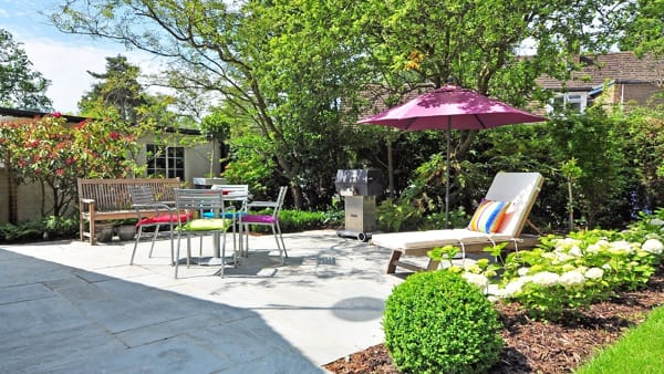 Pavimentazione giardino: ecoguida per rendere il tuo esterno più bello e confortevole